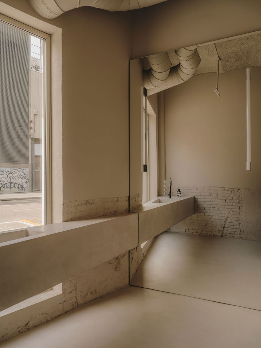 Bathroom interior of the Blow Models office in Barcelona, ​​designed by Isern Serra