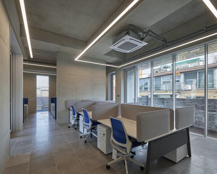 Office building with collective mirror / SEED haus - Interior photo