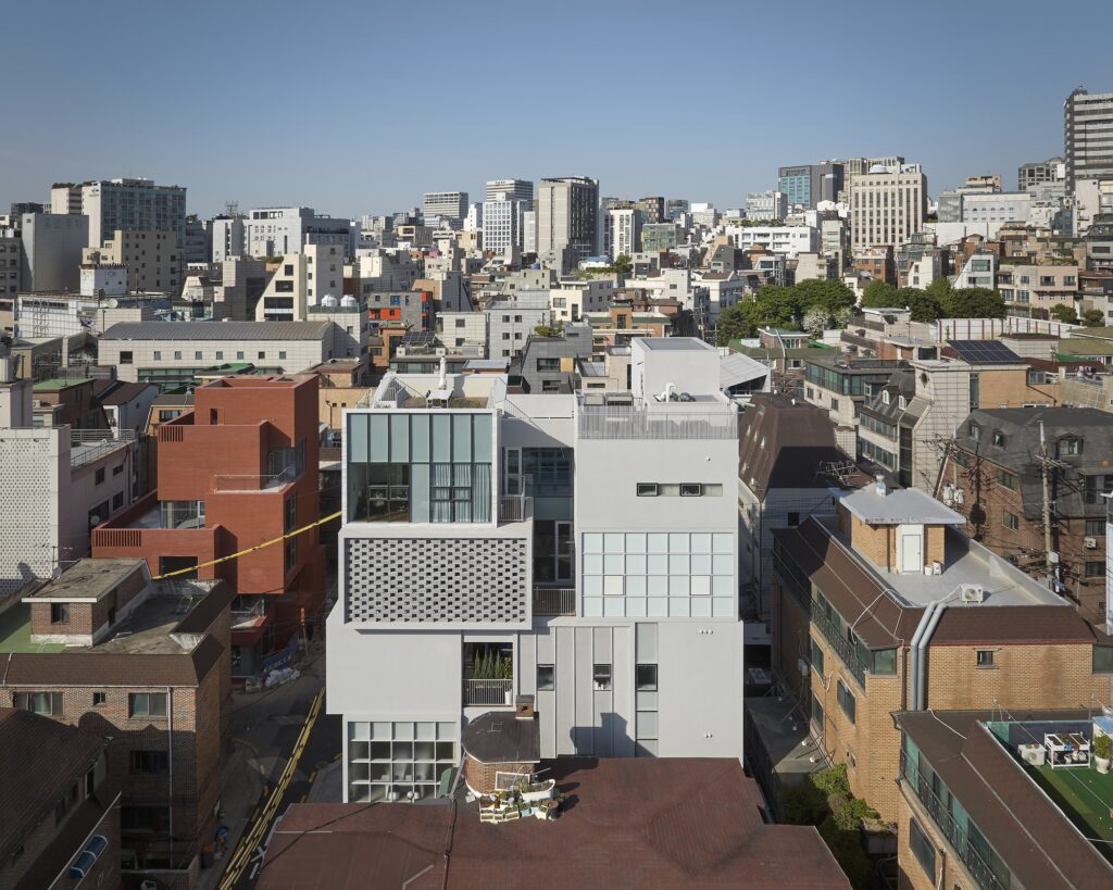 Collective mirror office building / SEED house